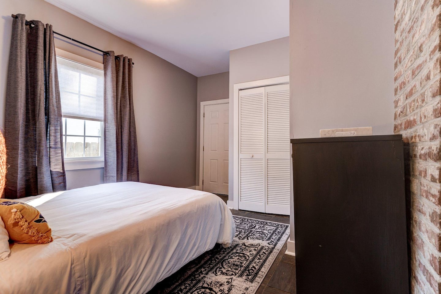 Third bedroom with comfortable sheets and duvets