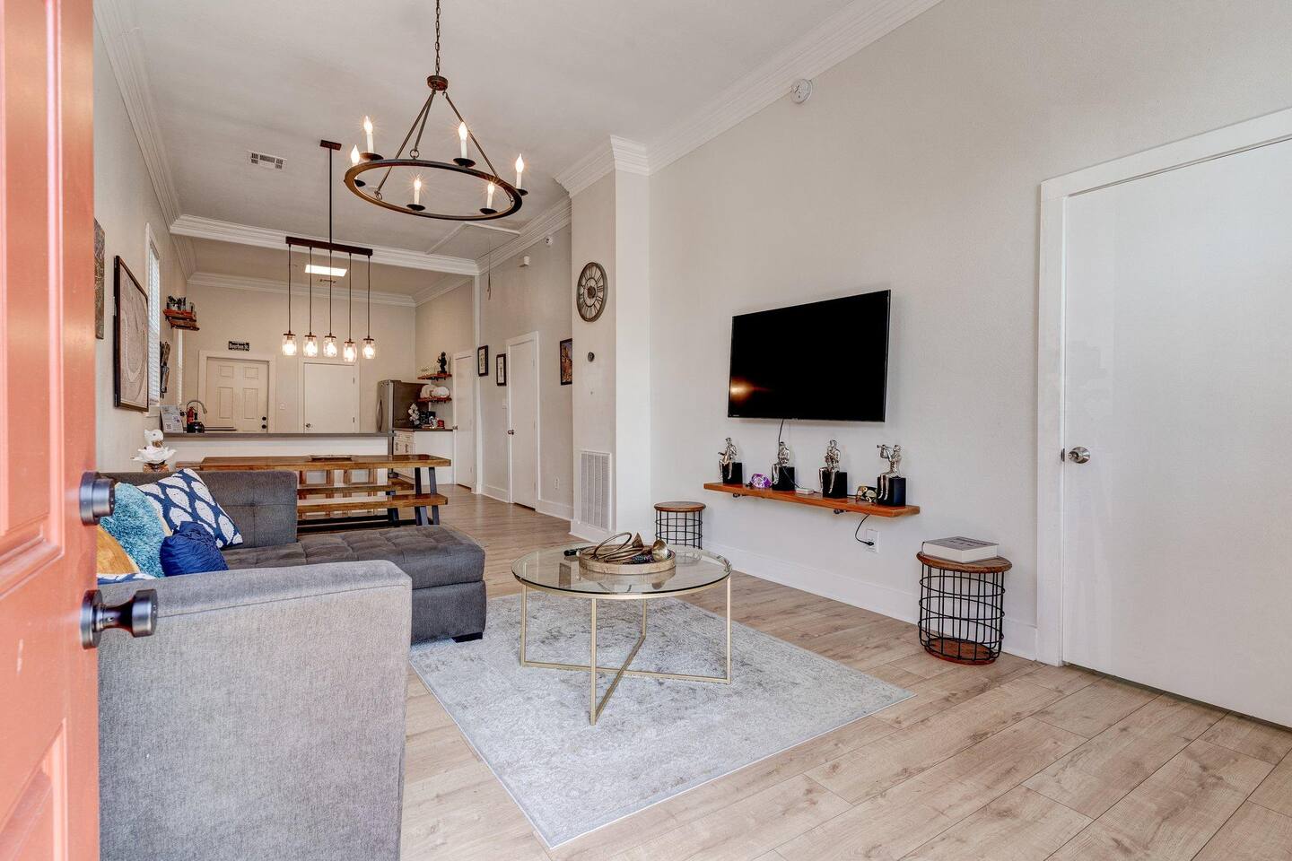 Living room space equipped with a tv