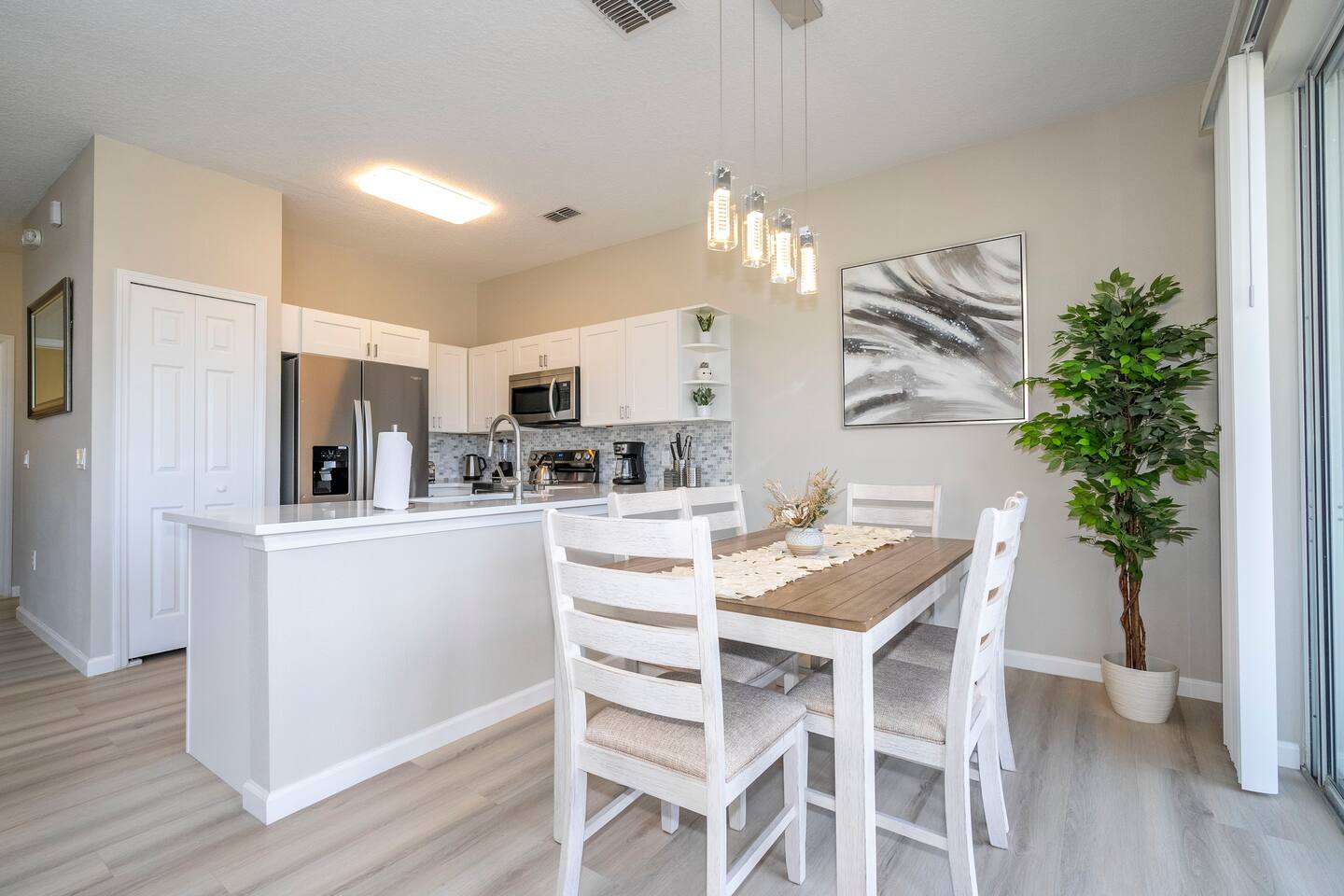 An elegant and warm style, our dining area is perfect for quality time with your loved ones, while you prepare the most delicious plate at out equipped kitchen.