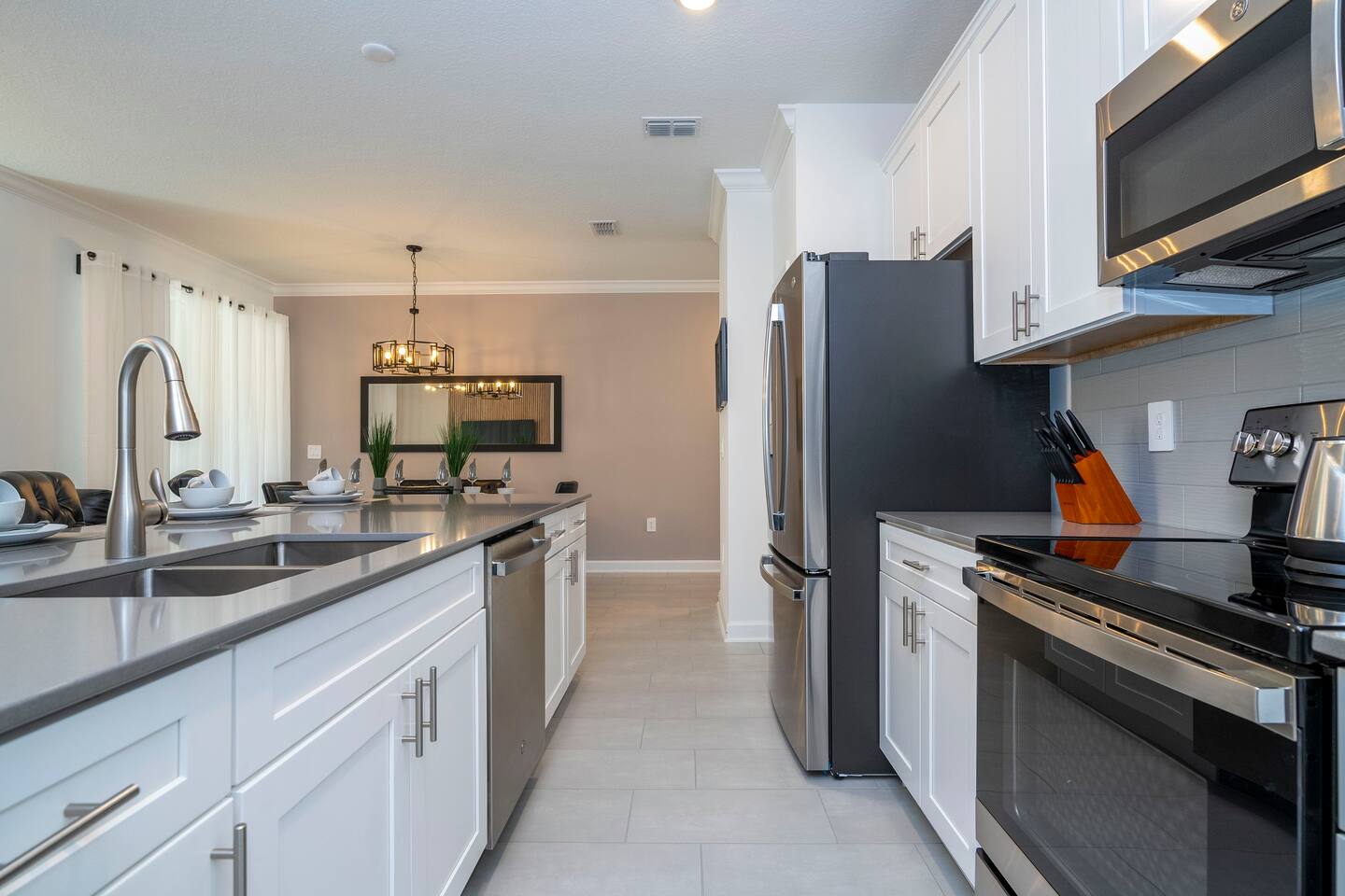 This exquisite, spacious kitchen, where beauty and vibrancy come together in perfect harmony. Picture yourself savoring morning coffee by the sunlit bay window, or whipping up a feast on the expansive granite countertops.