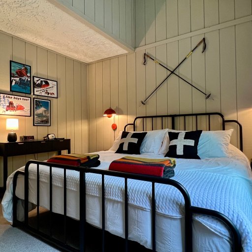 Michigan Winter Room — King bed with alpine ski décor