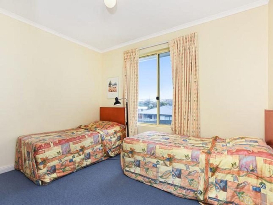 Simple Interiors, Coastal Character. Sleeps 8 across 3 bedrooms—ideal for group getaways.