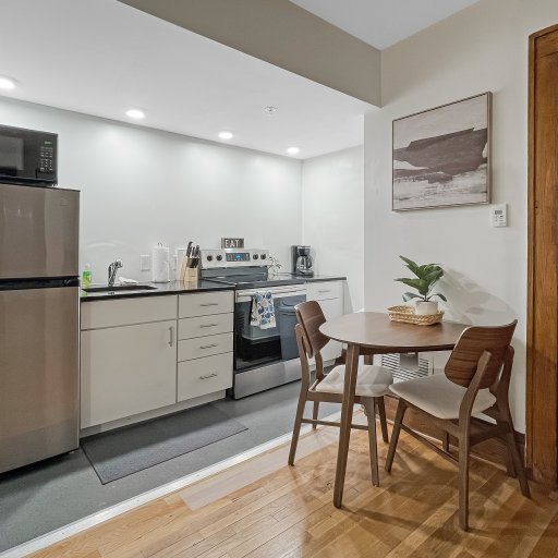 LARGE Studio with dedicated kitchen and eating space 