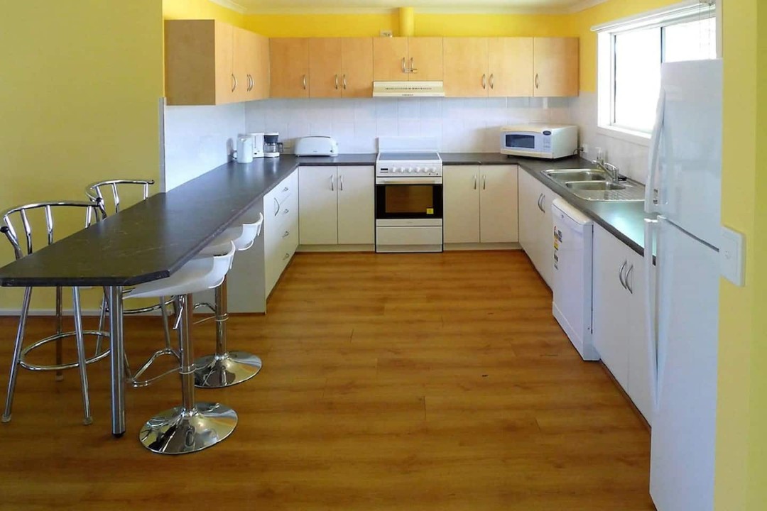 Fully Equipped Kitchen – Includes a dishwasher, making meal preparation and clean-up convenient during your stay.