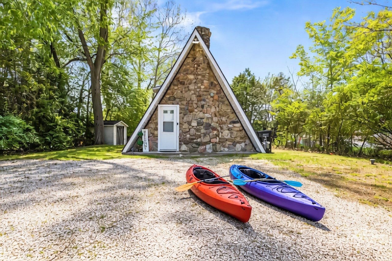 Romantic A-frame · HeartJacuzzi · Firepit · Kayaks — Warsaw, IN — vacation rental