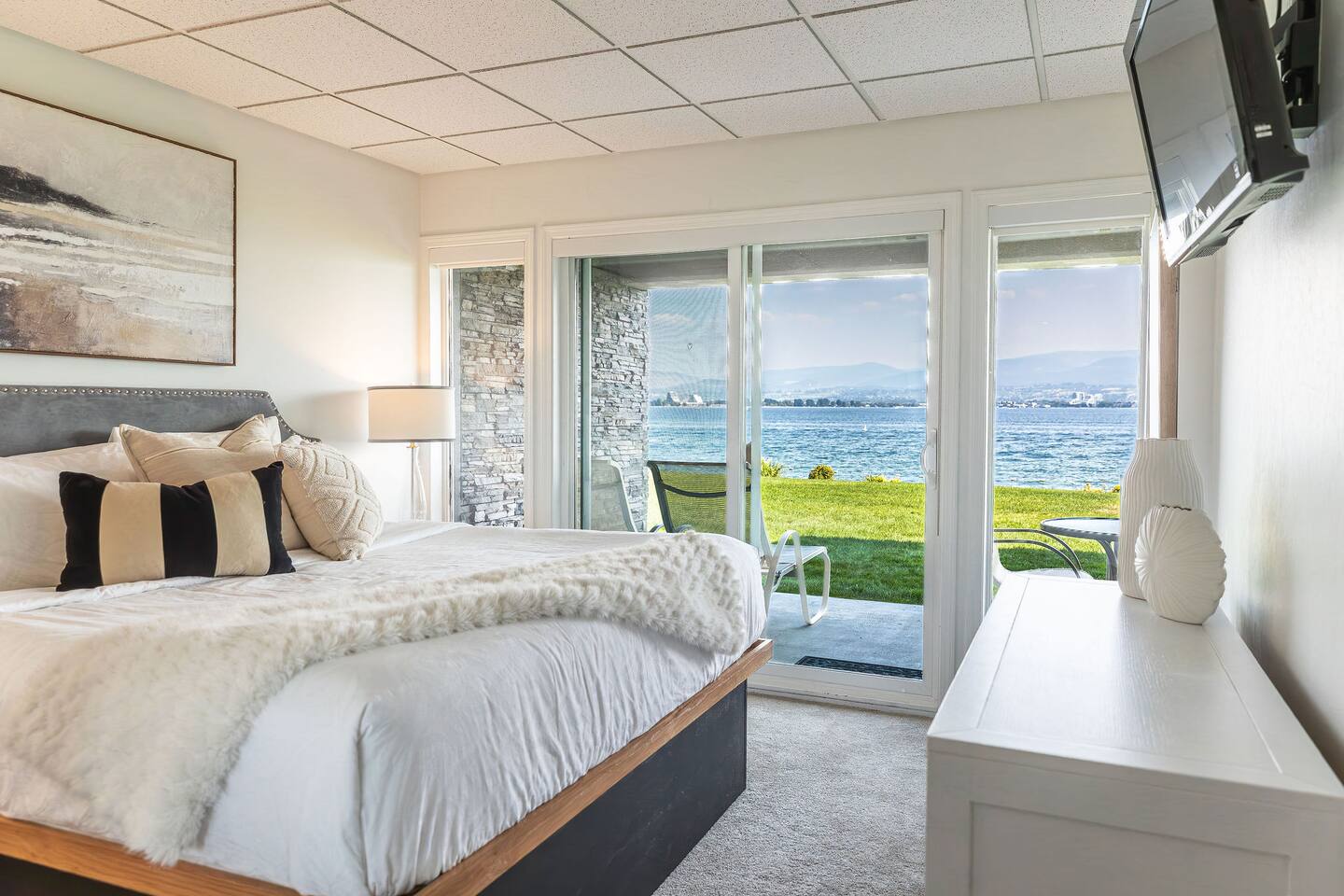 Cozy & Scenic Stay with Lake Views - CasaLoma — West Kelowna, BC — vacation rental