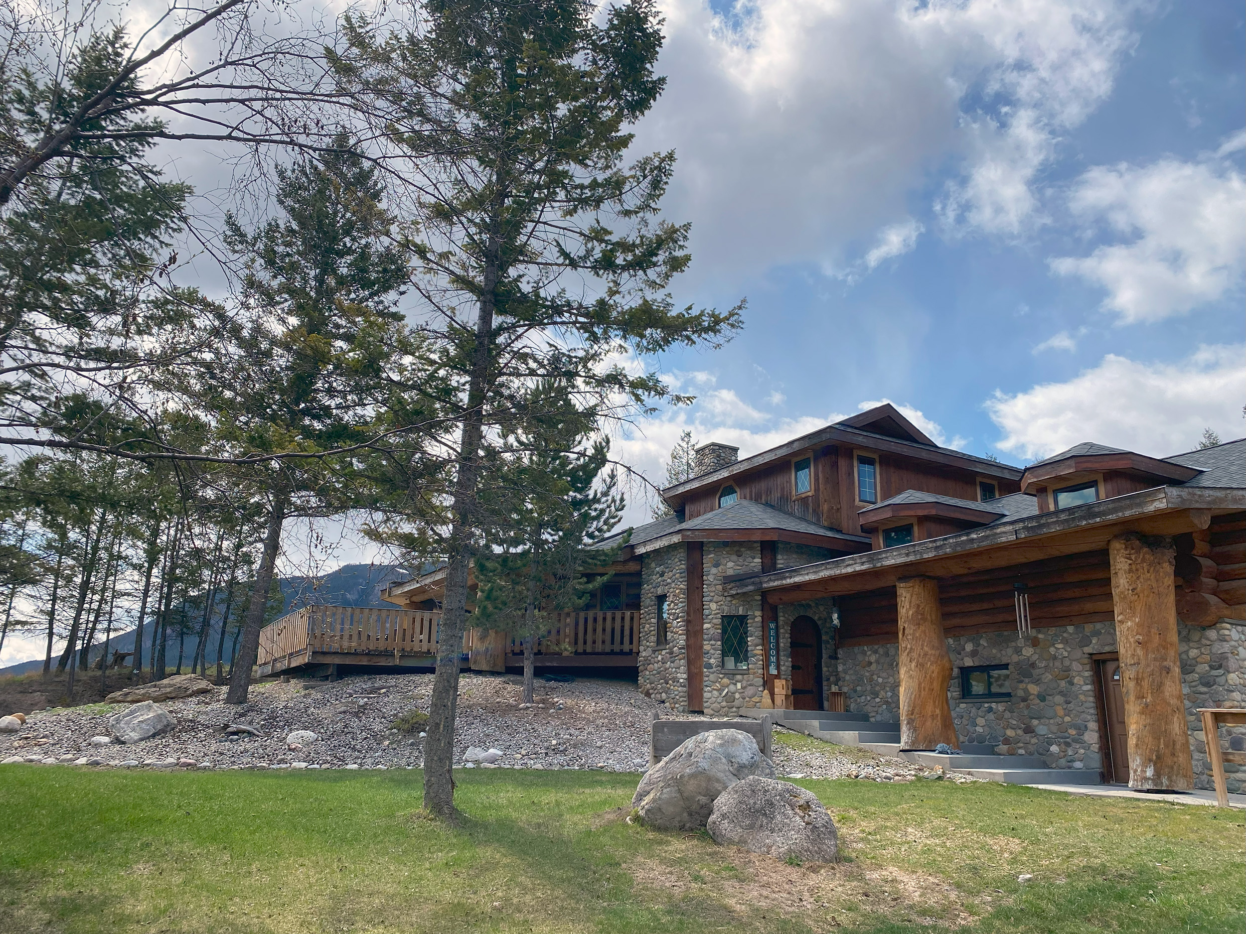 Ryders Lodge, Log Home in Edgewater, BC — Edgewater, BC — vacation rental