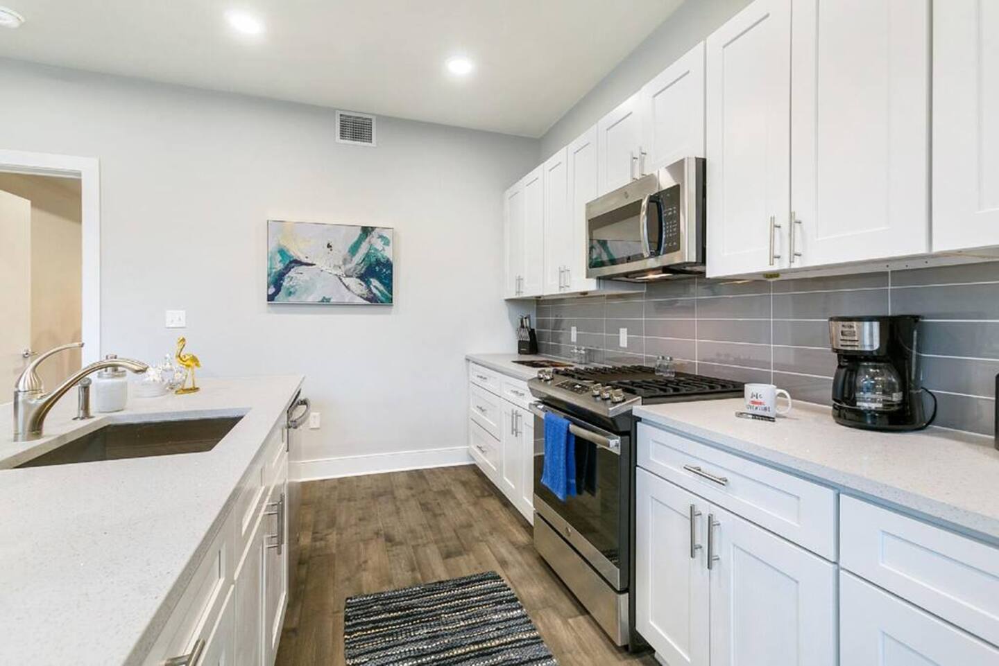 Fully furnished kitchen, perfect for gatherings!