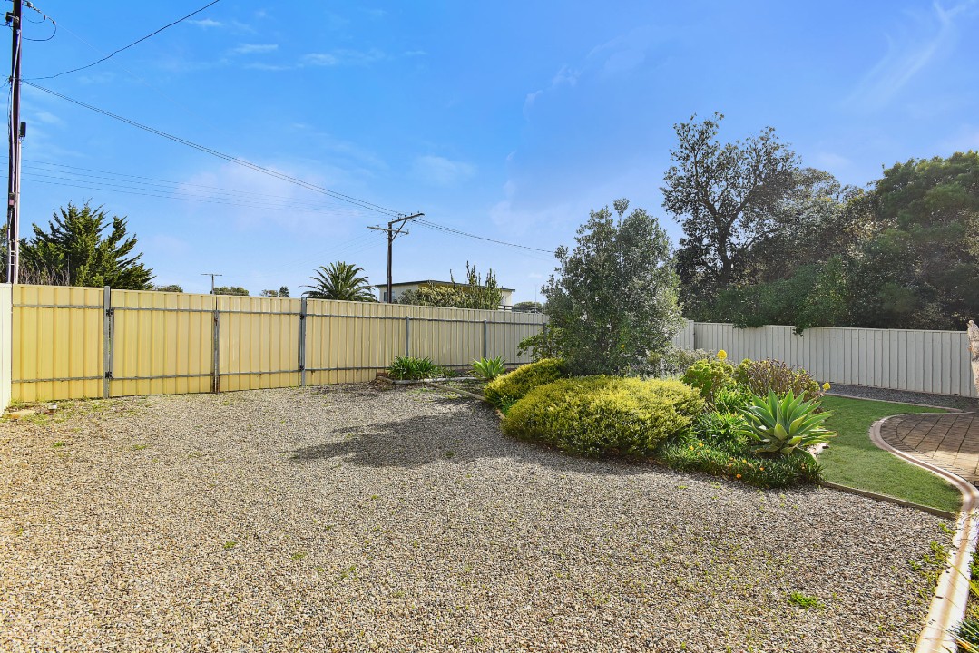 Exceptional Outdoor Living Space
Expansive back deck equipped with a gas BBQ and comfortable outdoor seating—perfect for relaxed dining and socialising under the stars.