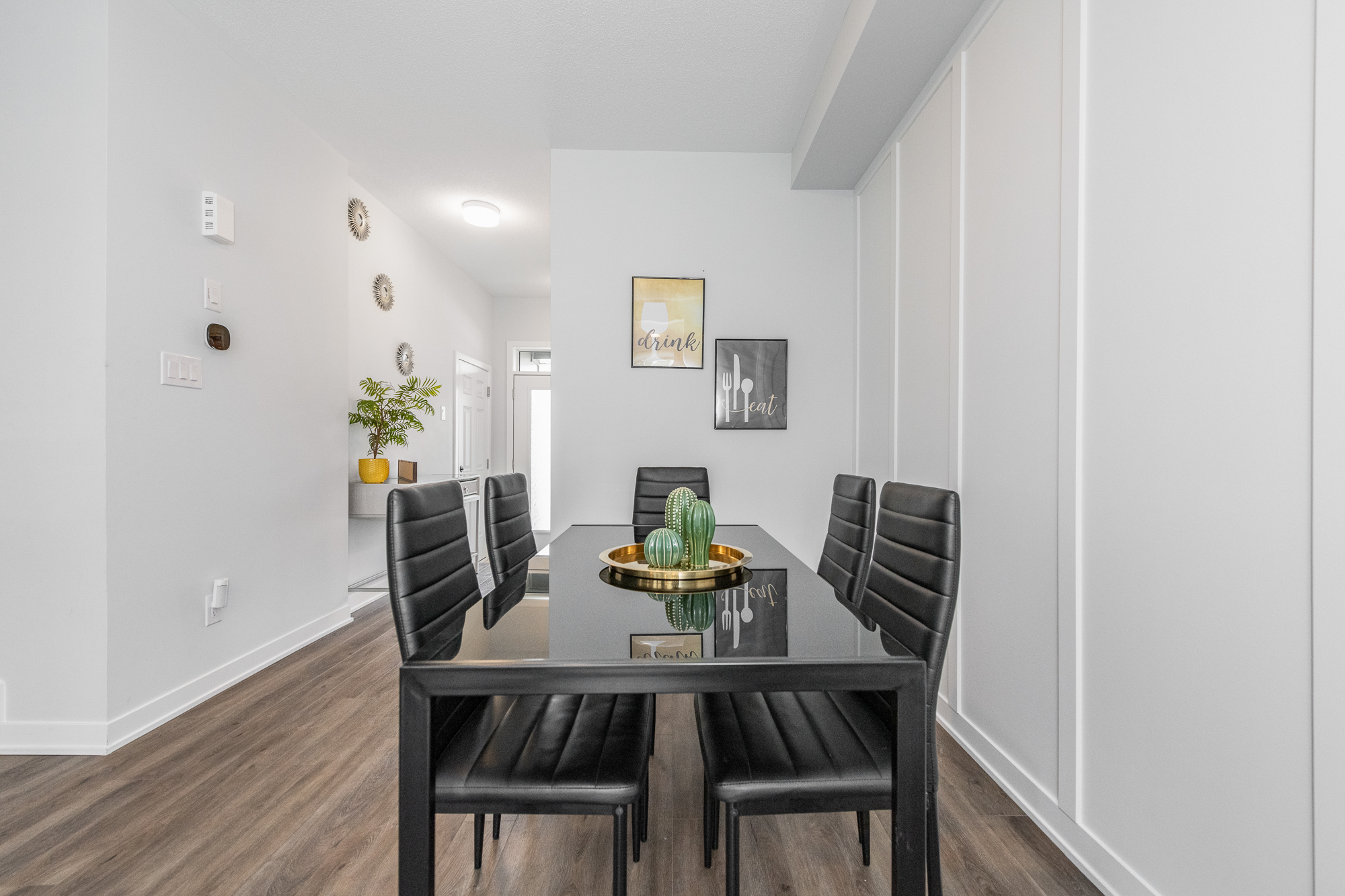 Green Bohemian: kanata mid-term furnished rental photo 3
