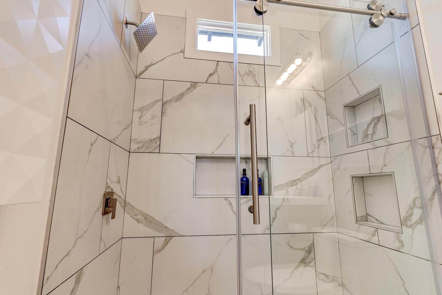 First bathroom |Walk-In Shower