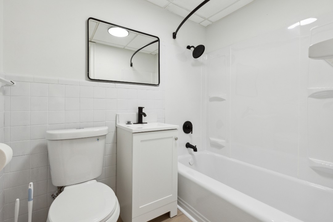 on East, 636- · Unit 111  1/1