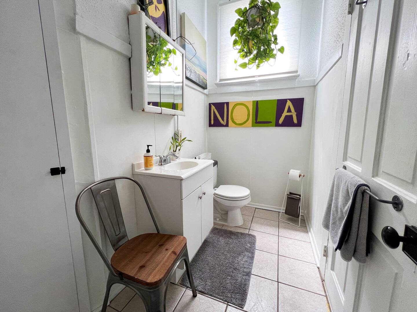 Clean and well-organized bathroom.