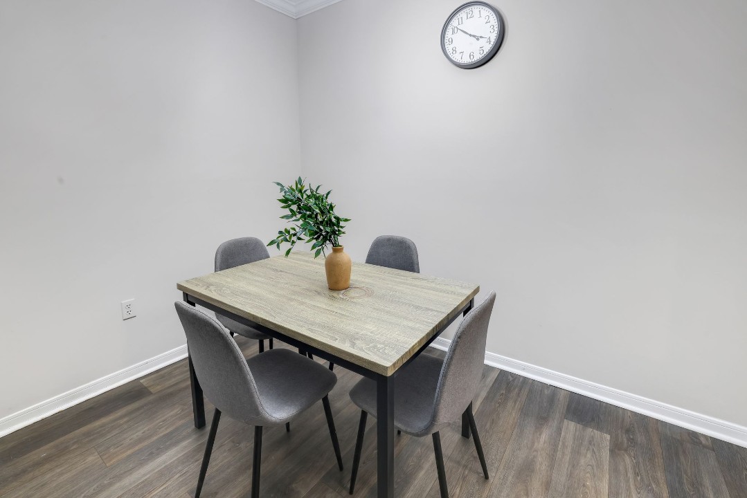 The Avenues of Lakeshore · Unit 811 2/2