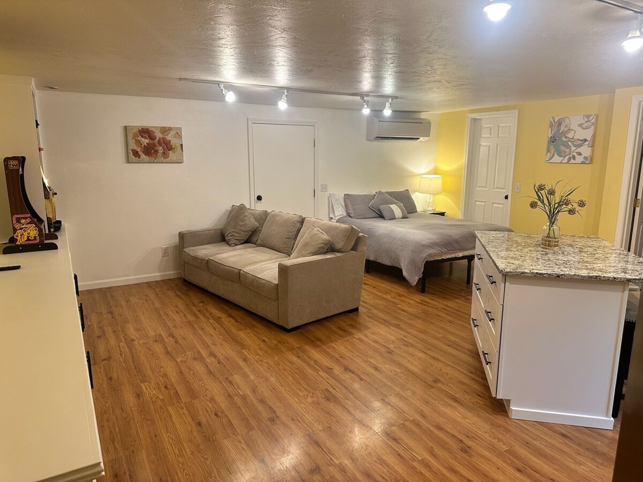 Charming Oasis With Shared Pool And Hot Tub - Cozy Retreat - 메드퍼드