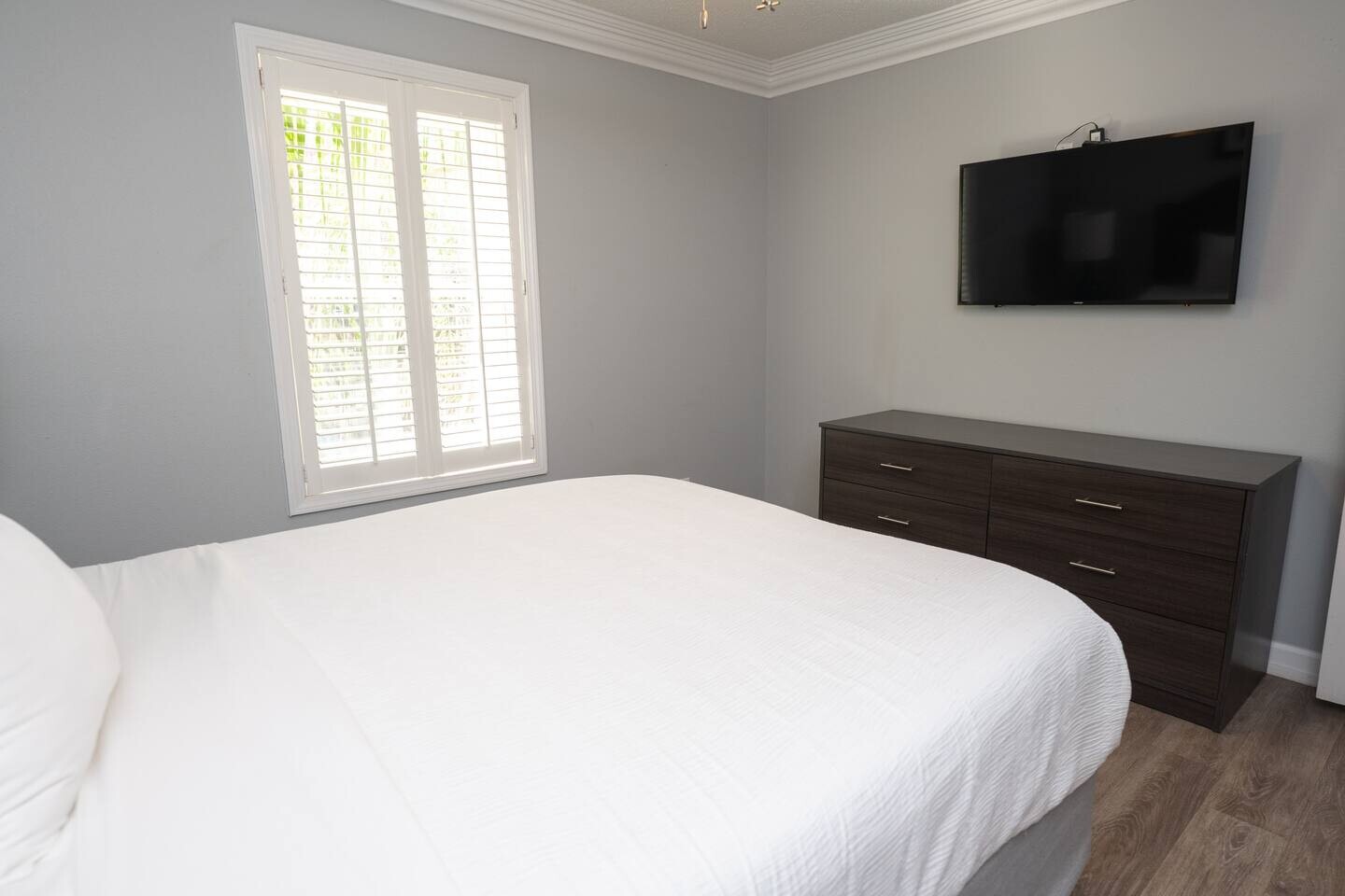 Calm and airy bedroom