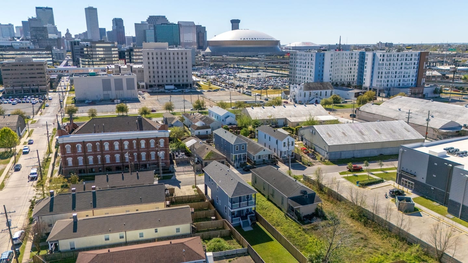 Modern Comfort in the Heart of New Orleans! ✨ Stay in this stylish home just minutes from the iconic French Quarter and the Caesars Superdome.