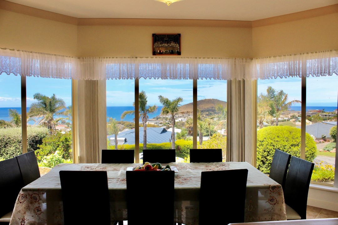 Enjoy memorable meals in the comfort of your holiday home with panoramic ocean views—perfect for romantic dinners, family lunches, or sunset drinks.