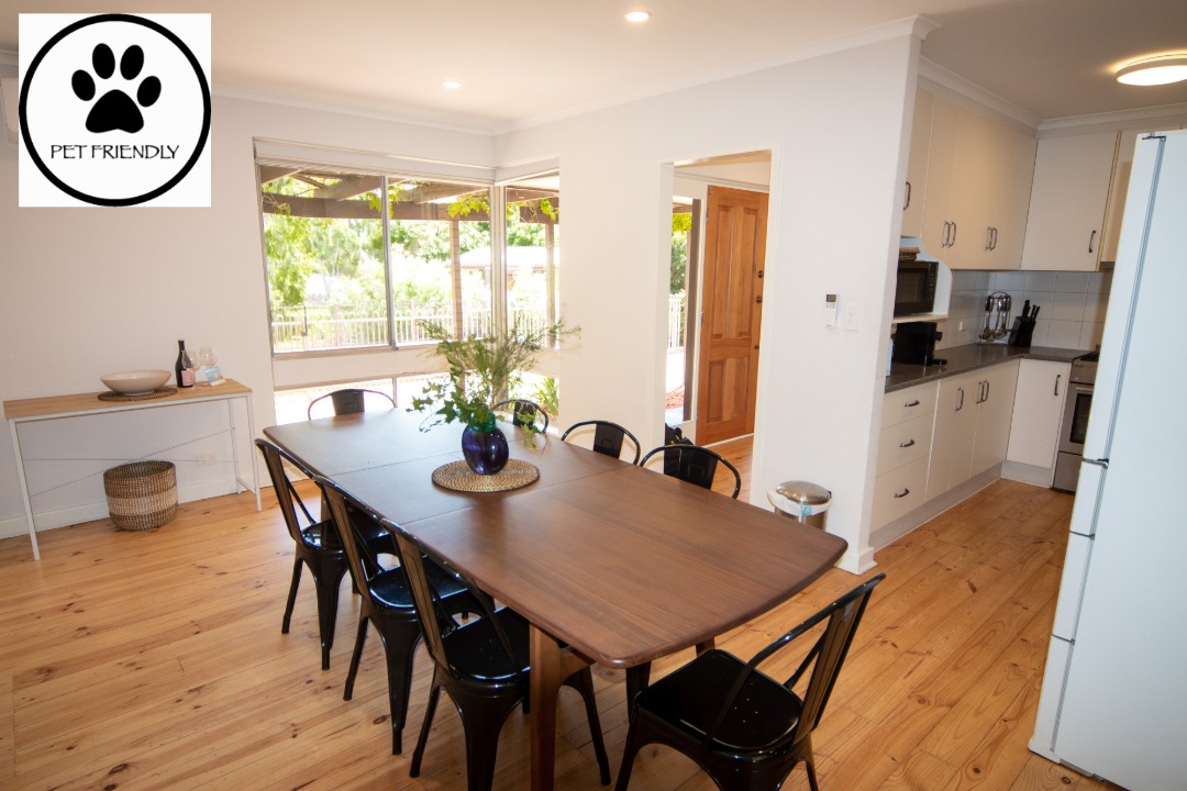 Full Kitchen with Modern Appliances
Includes oven, stove, microwave, fridge, dishwasher, toaster – everything needed for self-catering stays and extended visits.