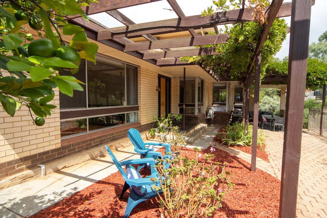 Picturesque garden with blooming wisteria and regular wildlife sightings – rosellas, parrots, kookaburras, possums, and even koalas enhance the property's unique local charm.