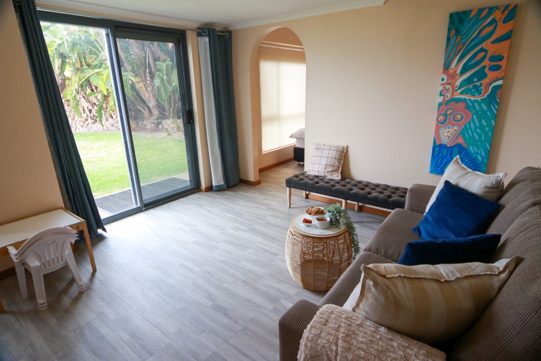 Two Living Zones (Upstairs & Downstairs)
Ample space for group connection or quiet retreat—ideal for dual families or mixed-age group stays.