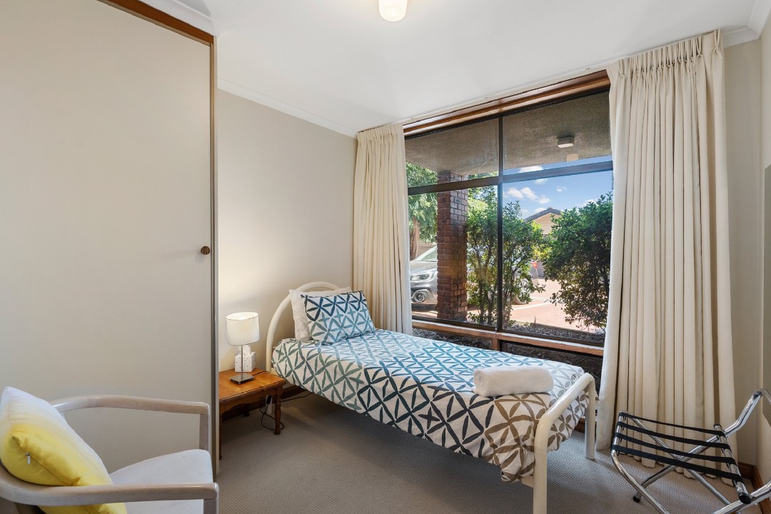 Three bedrooms including two queen-size beds and a single bed provide comfortable sleeping arrangements tailored for families, couples, or small groups.