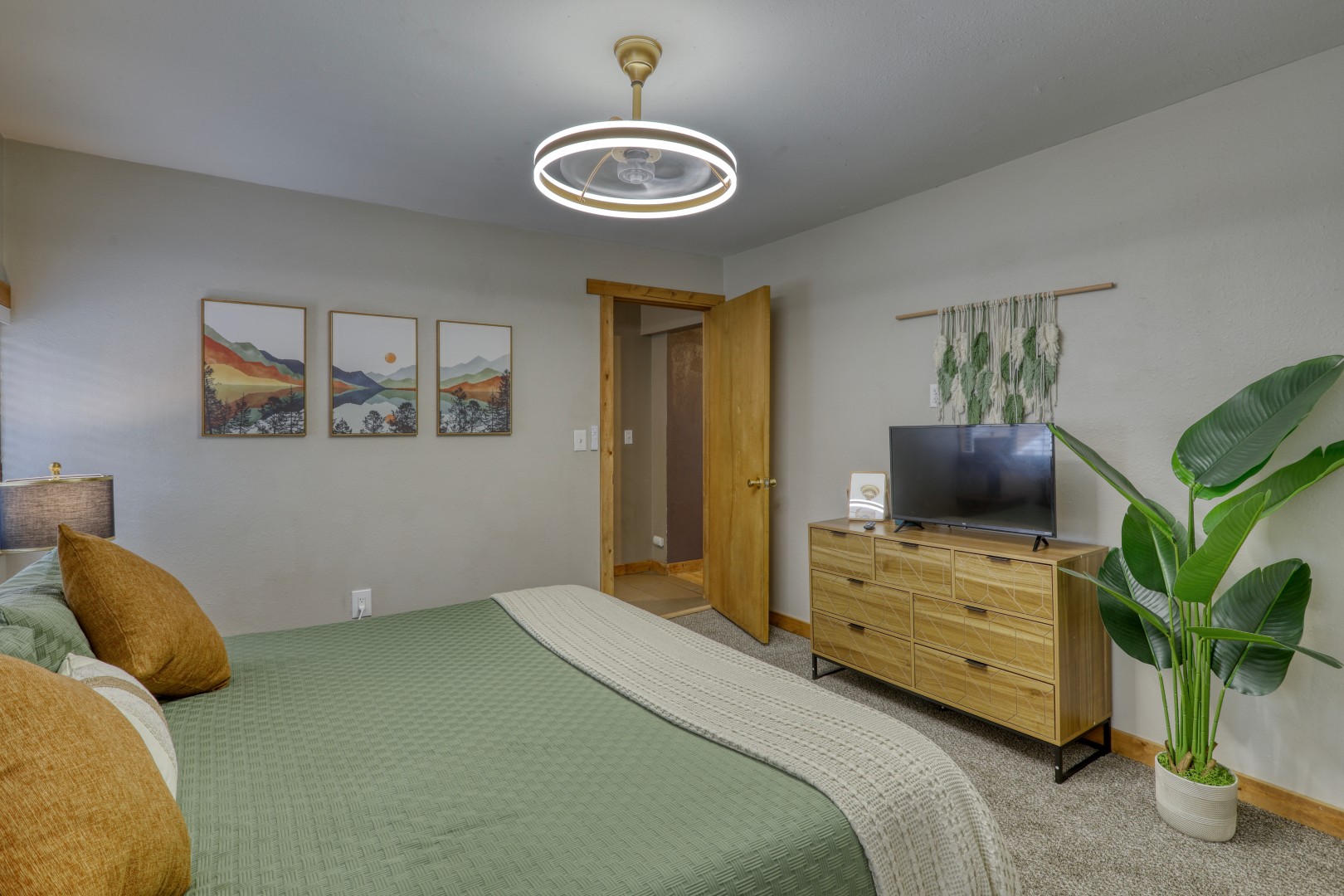 Master Bedroom - King Bed- Tempur Pedic Mattress