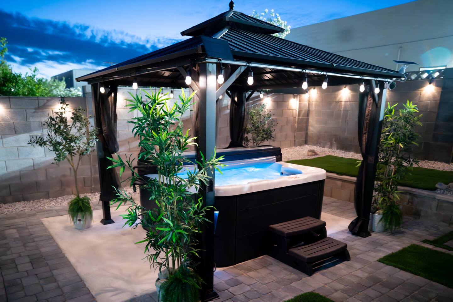 Luxury Oasis With Jacuzzi And Spacious Yard - Gorgeous Contemporary Retreat - Las Vegas, NV
