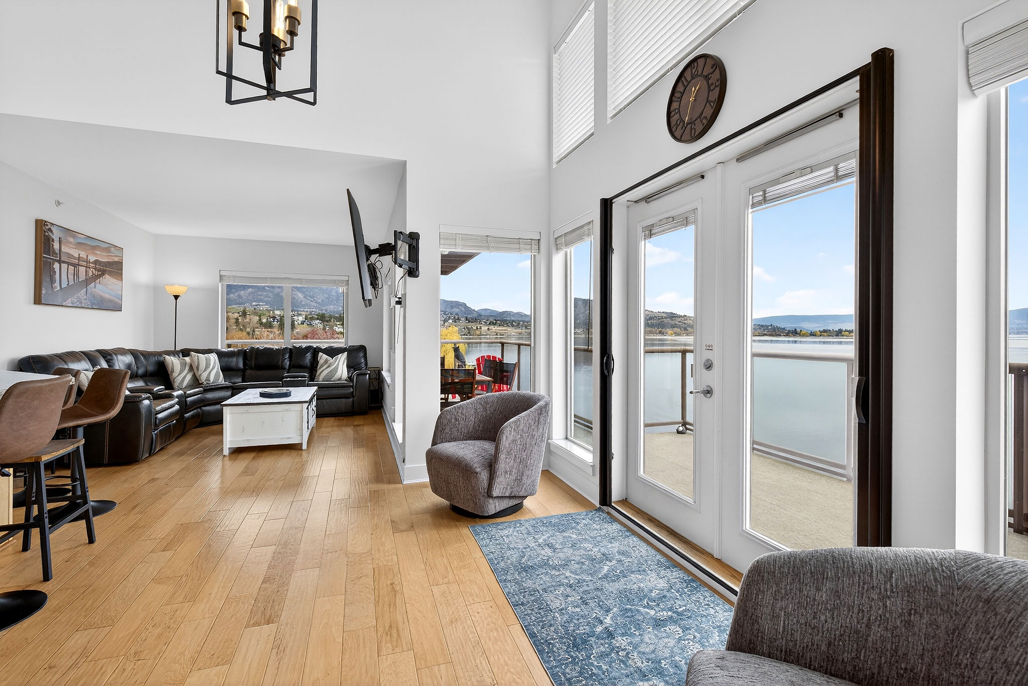 Modern Lakefront Suite at The Cove Resort — West Kelowna, BC — vacation rental
