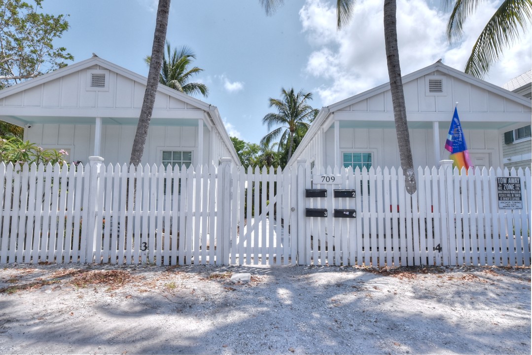 1/1 Cottage close to Duval st. — Parking and Entrance