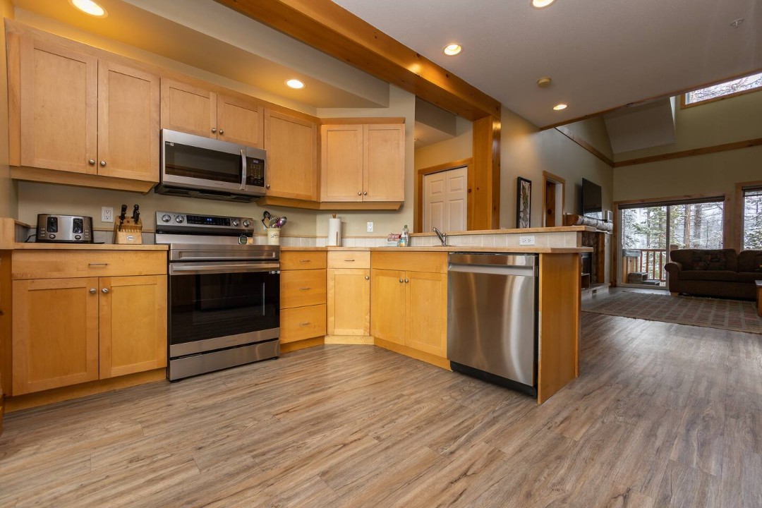 KR411 kitchen. Ample space, new appliances and well stocked.