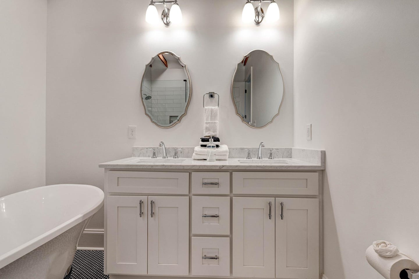 Master ensuite bathroom | Double sink in our lovely bathroom