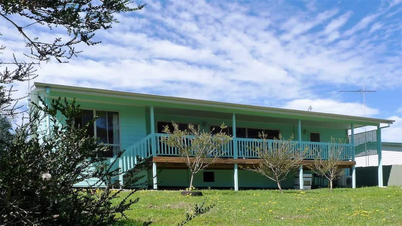 Outdoor Living – Large back verandah overlooking the natural dune, featuring a gas BBQ and comfortable seating for relaxed outdoor dining.