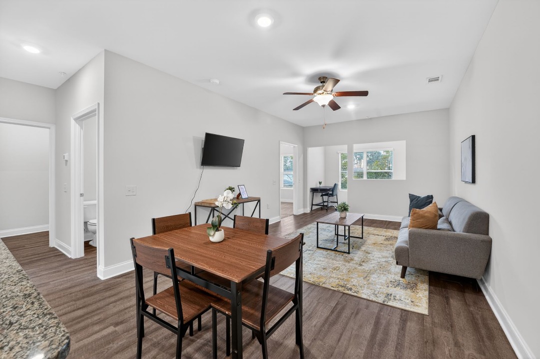Hickory Grove · Unit 406 2/2