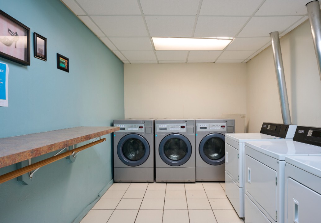 on East, 636- · Unit 111  1/1