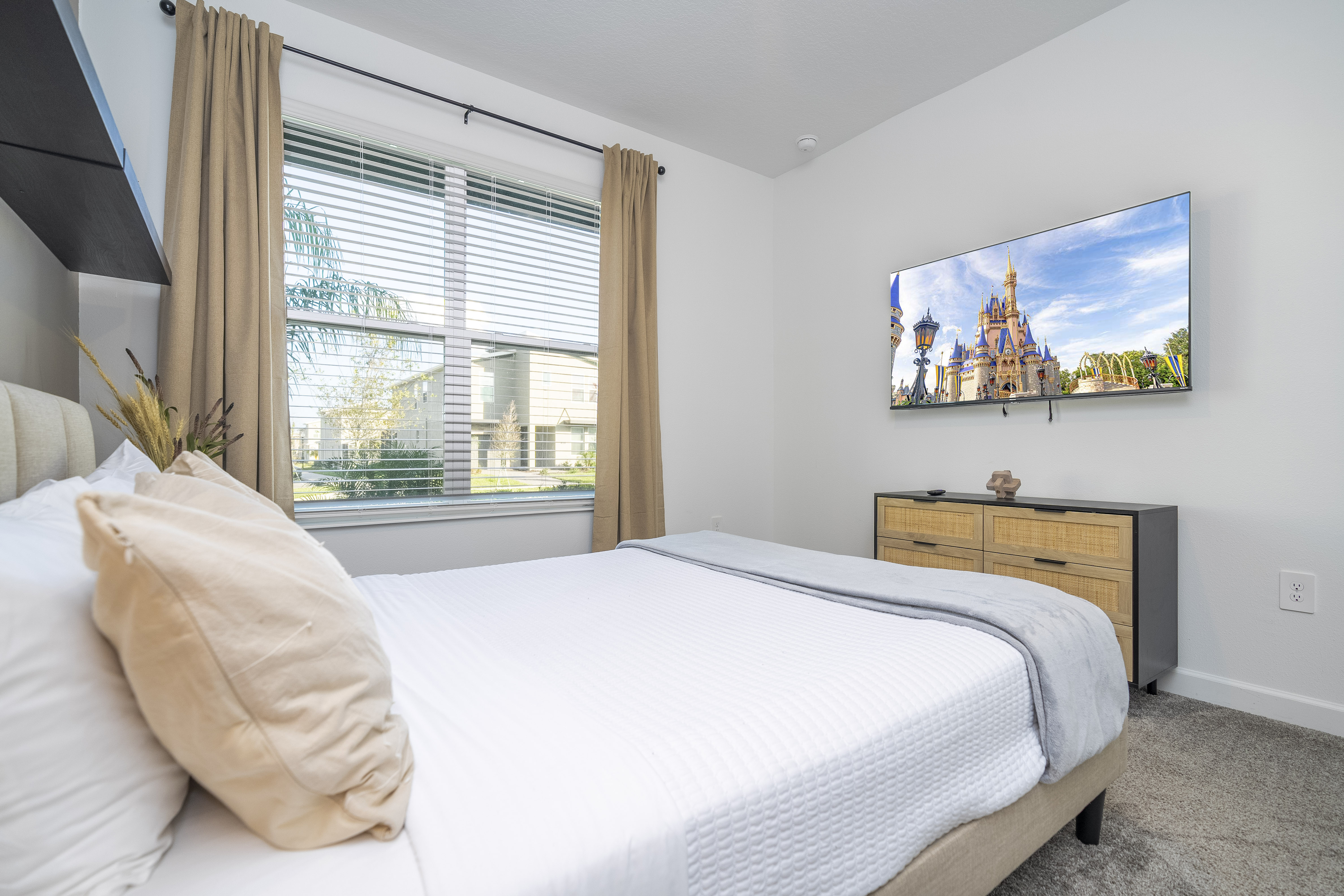 Bedroom 1: Queen-size bed, Smart TV (Ground Floor)