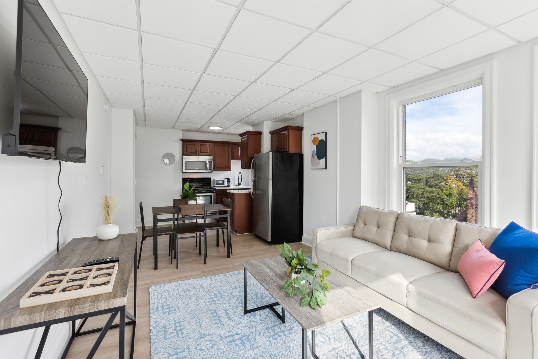 on East, 636- · Unit 111  1/1