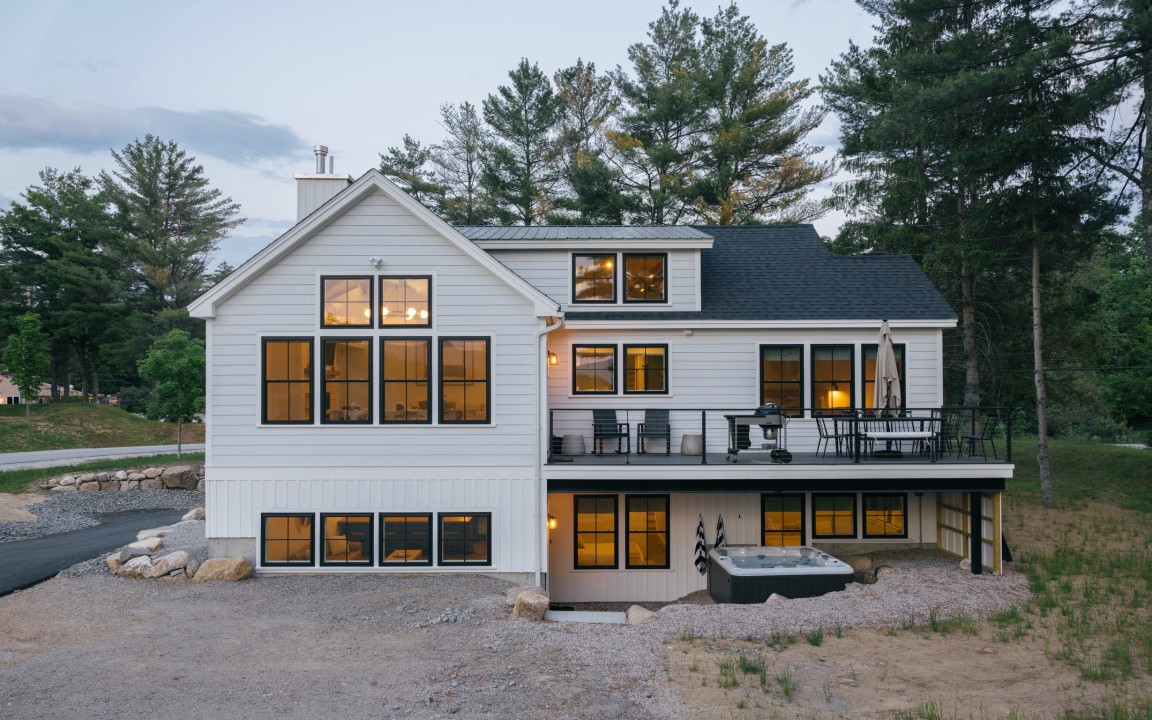 Moon Meadow Farmhouse: luxury getaway w hot tub | Pine Lake Broken Bow