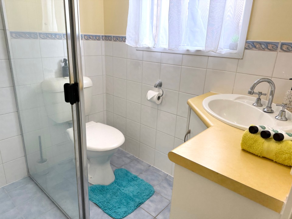 Functional Bathroom Configuration
Two bathrooms with separated toilet and bath areas in the main bath—optimised for families or large groups to manage morning routines with ease.