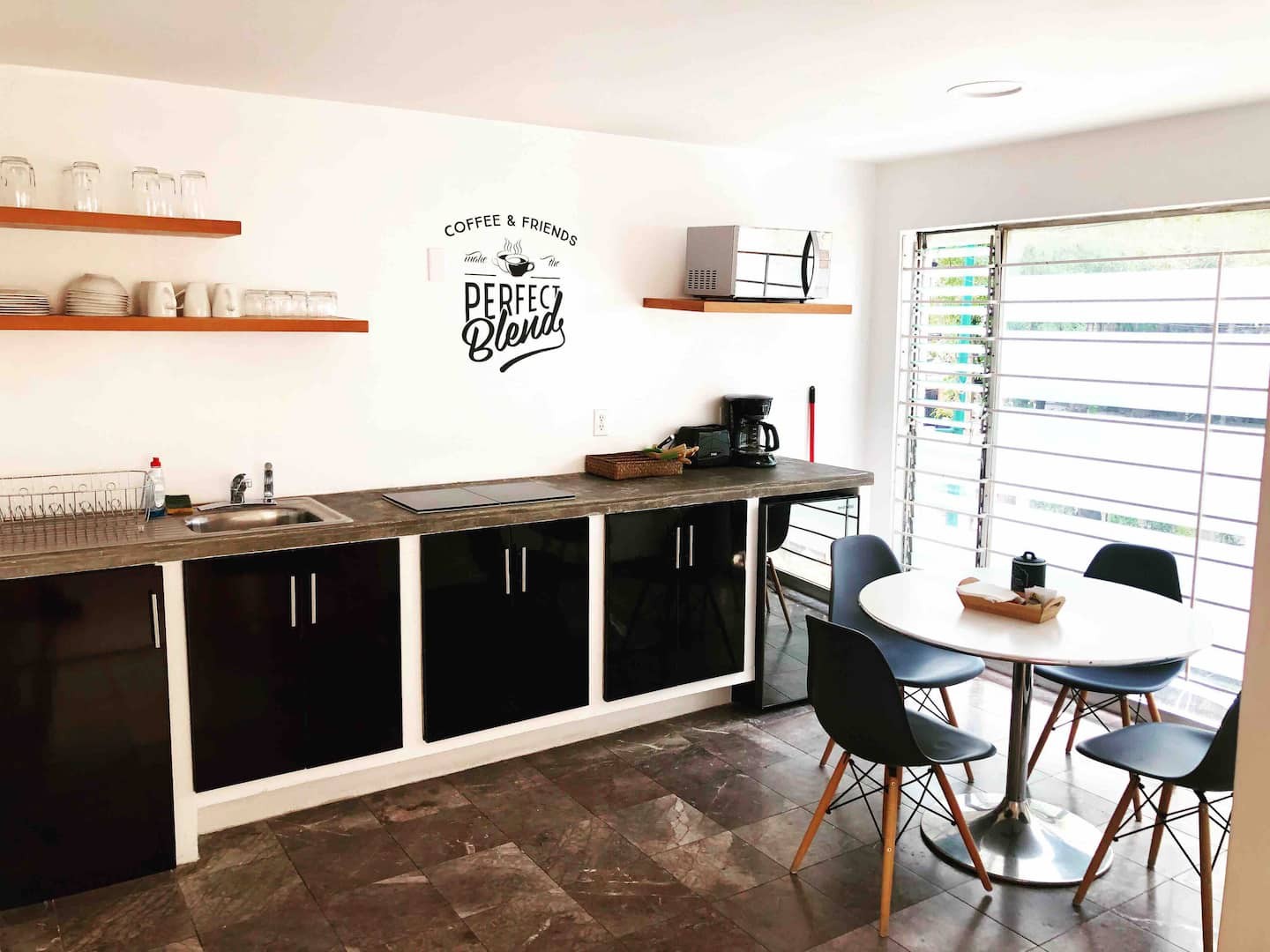 Cocina completamente equipada y un comedor para tu comodidad. Ilumincación natural.
El departamento cuenta con aproximadamente 70 metros cuadrados (incluyendo habitaciones, áreas comunes y baño completo)