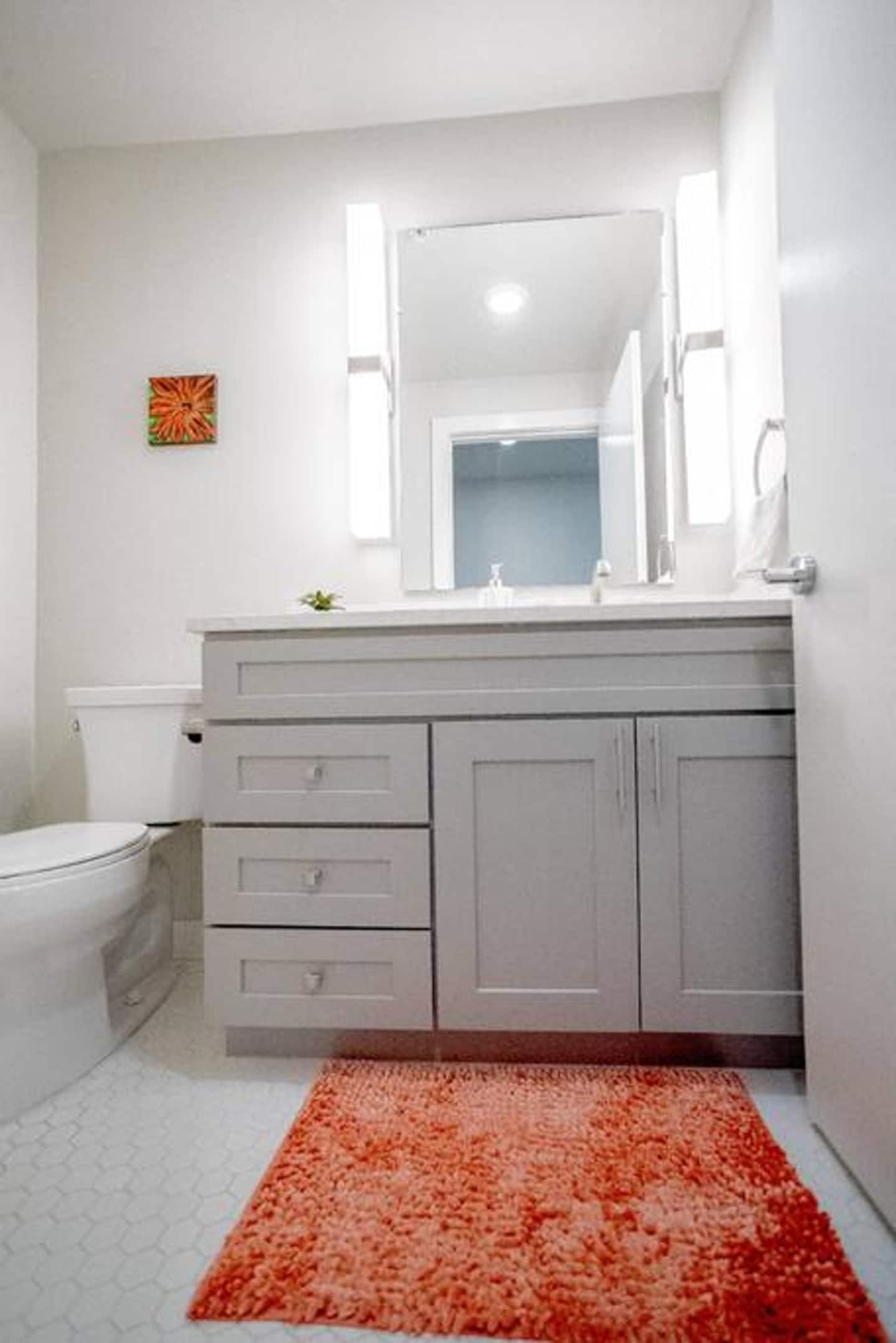 Pristine half bathroom, ready for use!