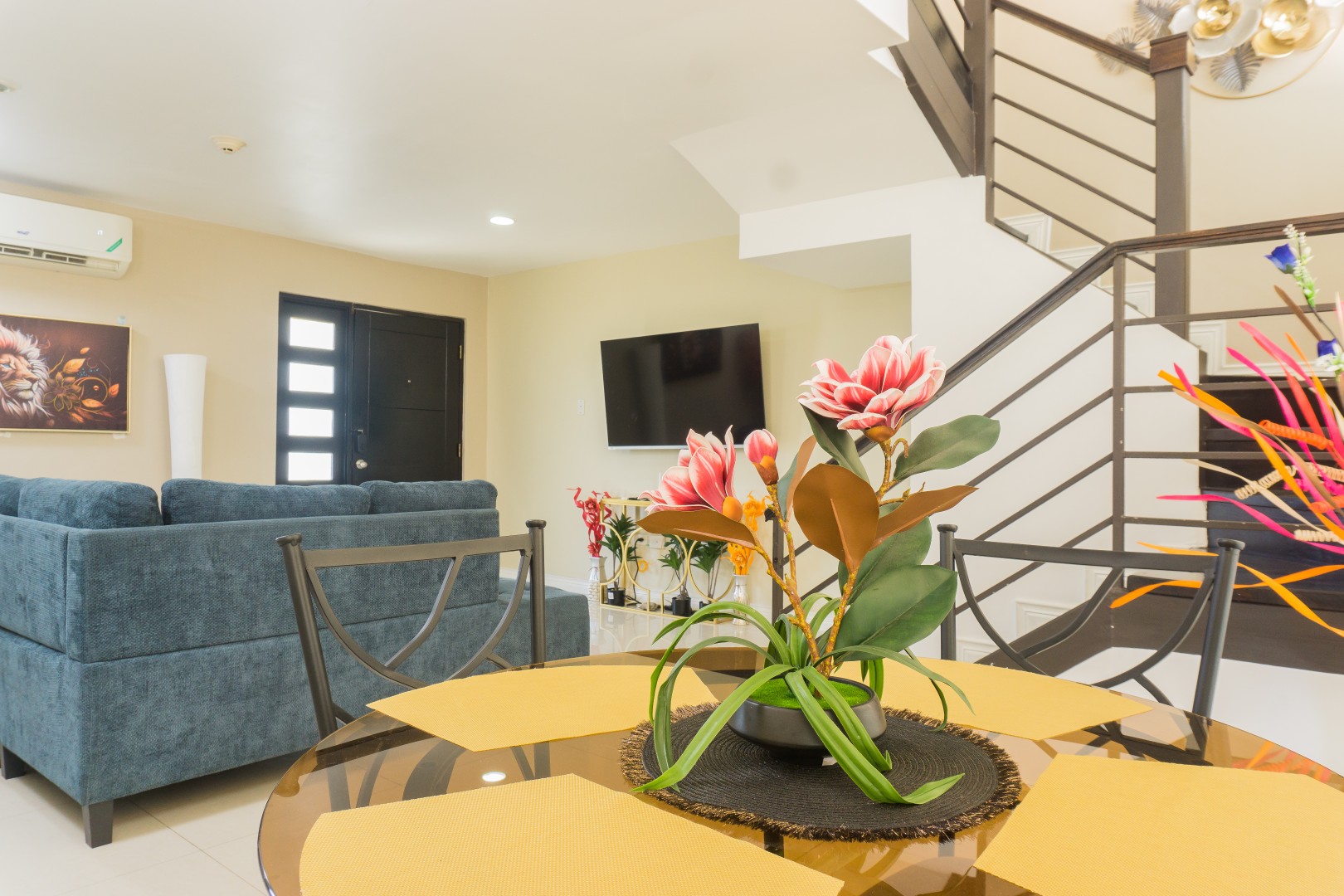 Modern Split-Level 2BR Apartment with City Views