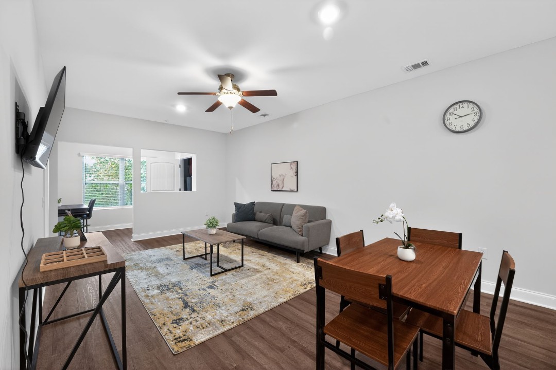 Hickory Grove · Unit 406 2/2