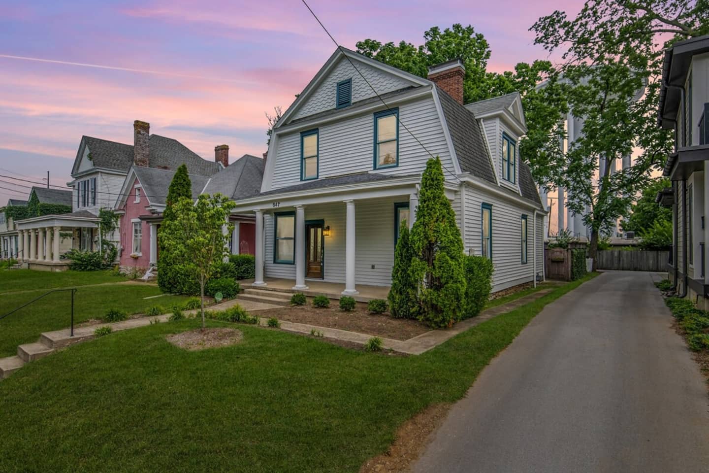 Downtown Jockey-Walk to Rupp Arena