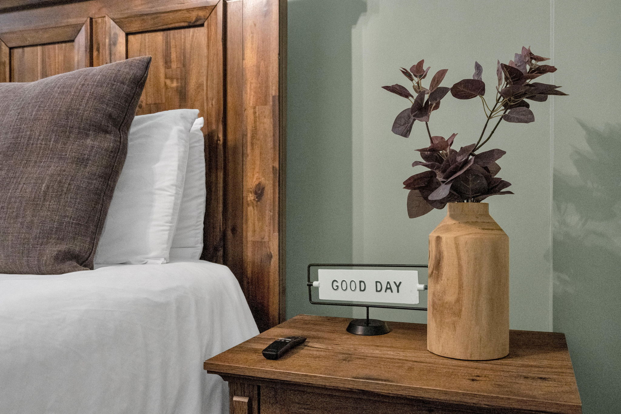 Thoughtful bedside details