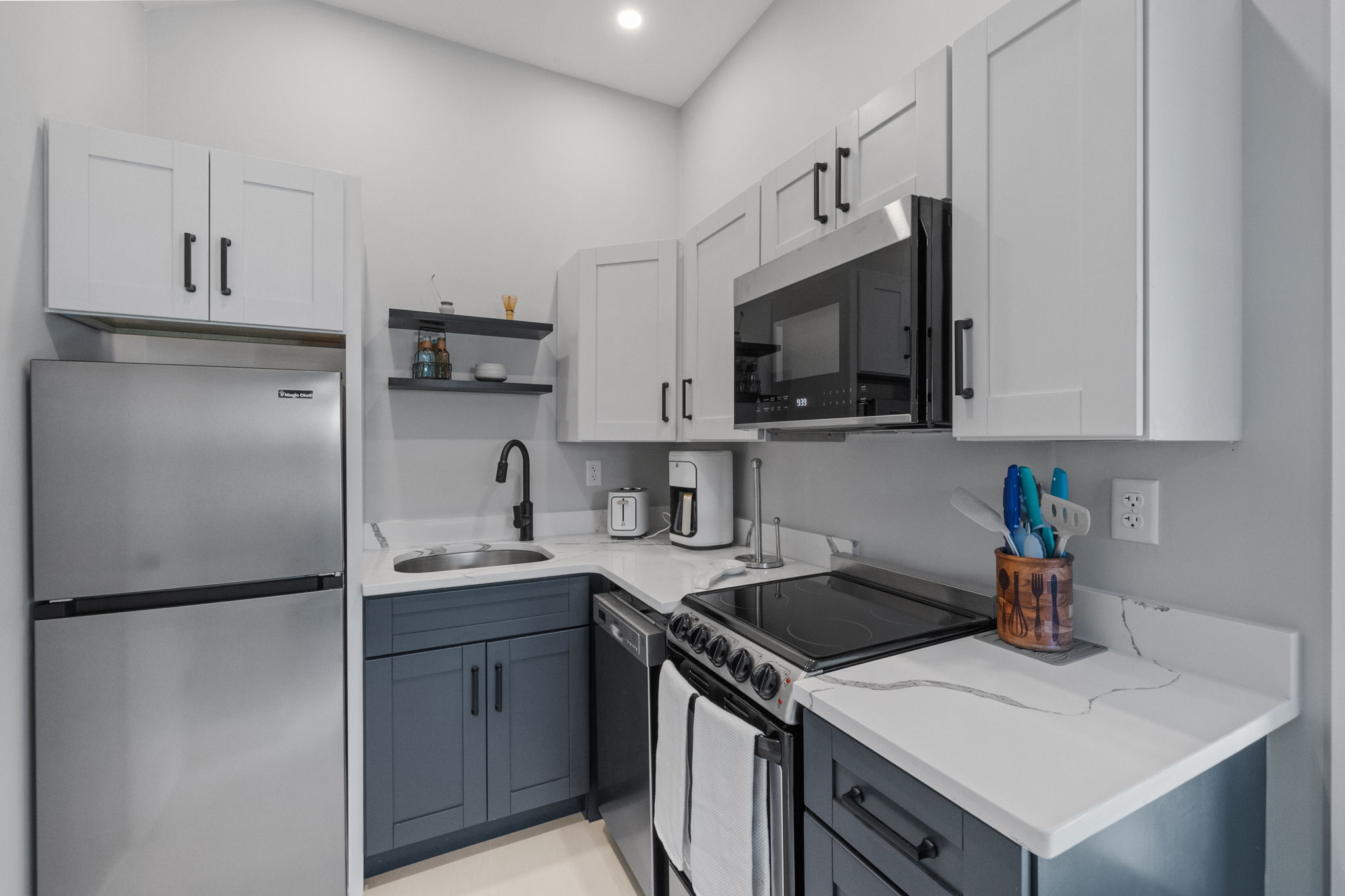 Cozy Getaway With Modern Kitchen And Parking - Charming Beach Retreat - Hampton Beach, NH