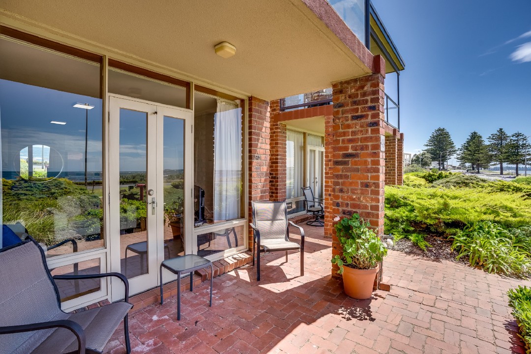 Although the balcony is not accessible, guests can unwind on a private front patio that offers tranquil sea views, perfect for enjoying sunrise coffees or sunset relaxation.