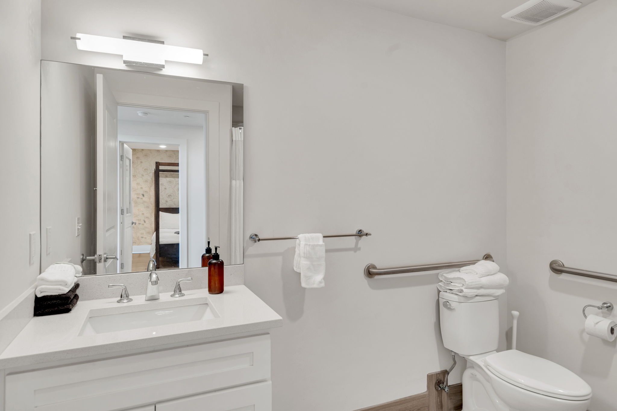 Full bathroom 1 (Unit 1)