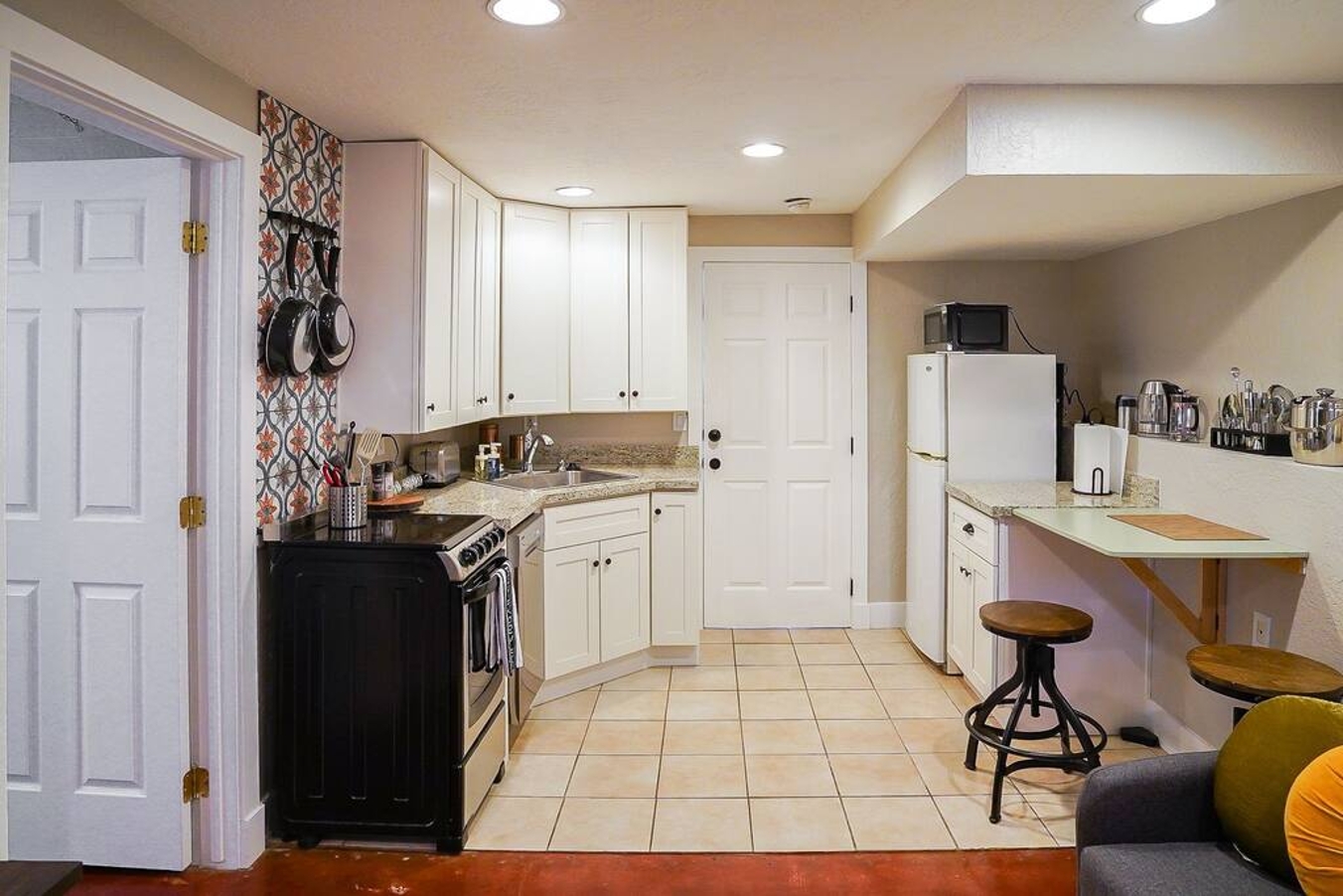 Lovely 1-Bedroom Apt photo 2