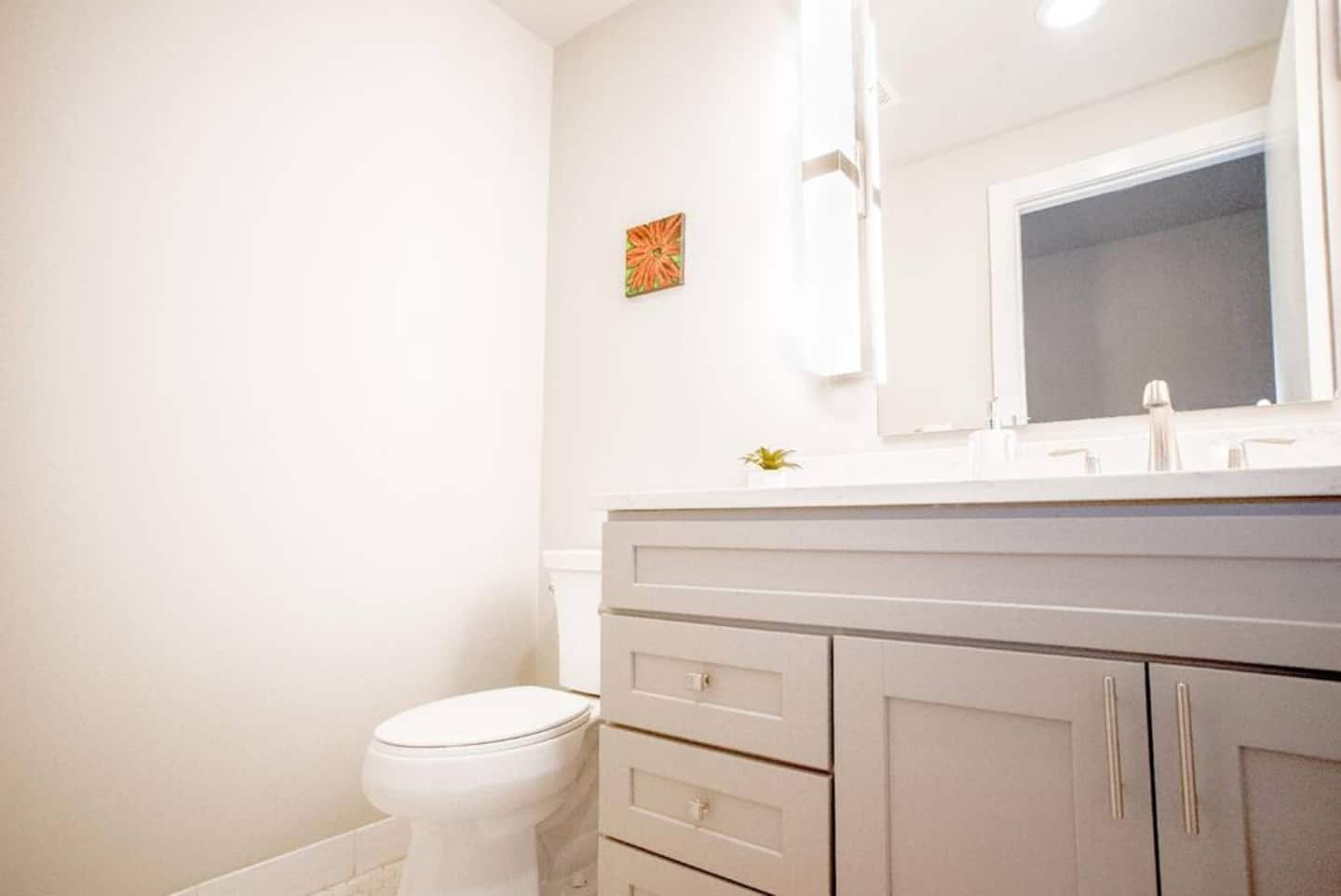 Pristine half bathroom, ready for use!